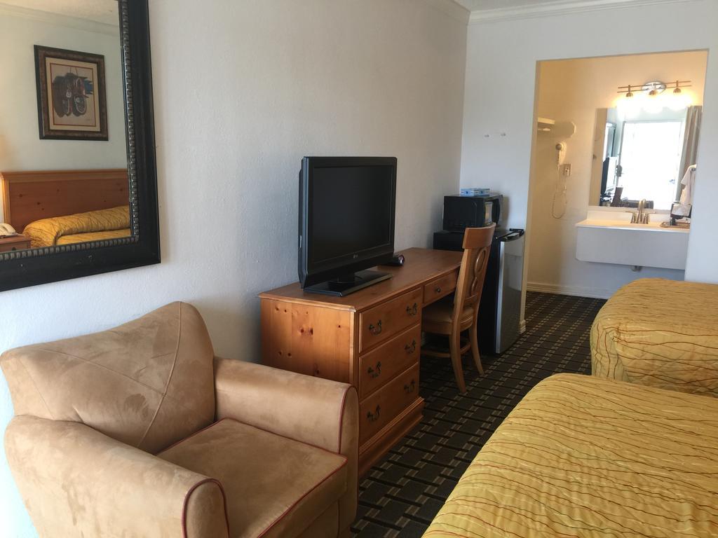 Houston Inn And Suites Екстер'єр фото