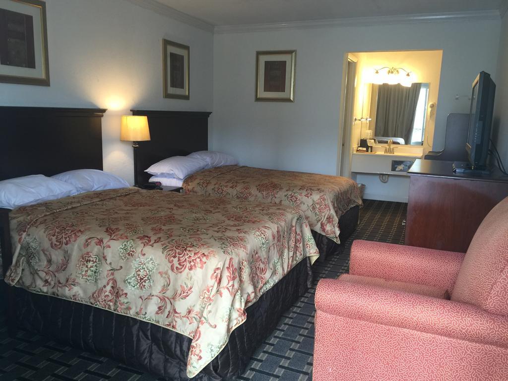 Houston Inn And Suites Екстер'єр фото