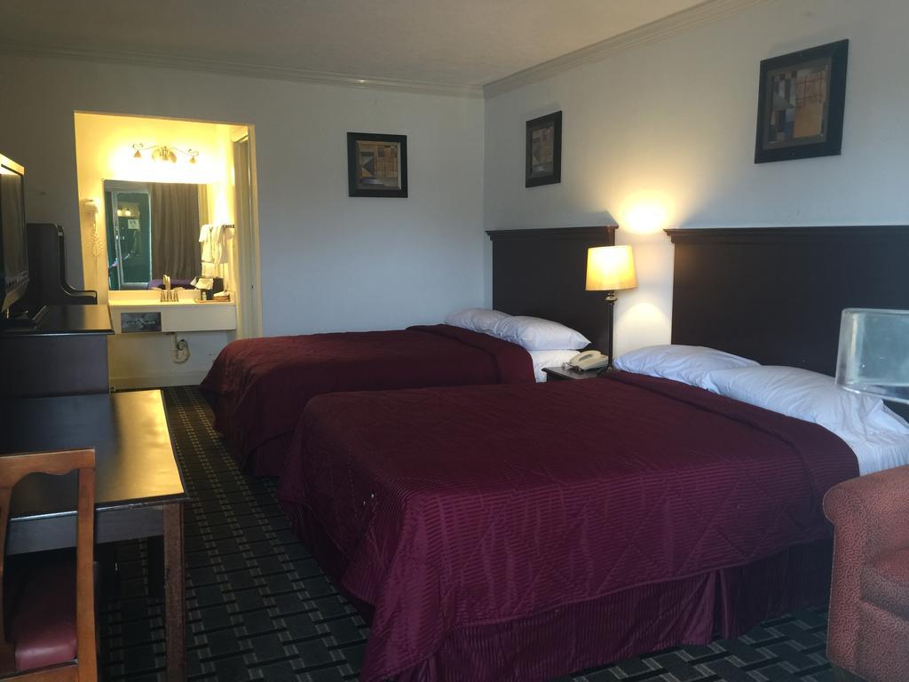 Houston Inn And Suites Екстер'єр фото