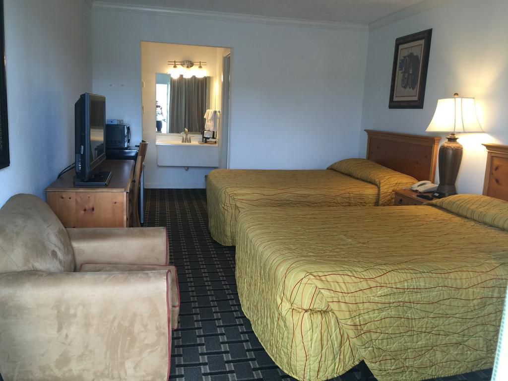 Houston Inn And Suites Екстер'єр фото