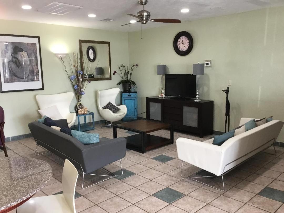 Houston Inn And Suites Екстер'єр фото