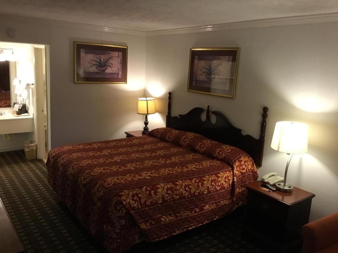 Houston Inn And Suites Екстер'єр фото