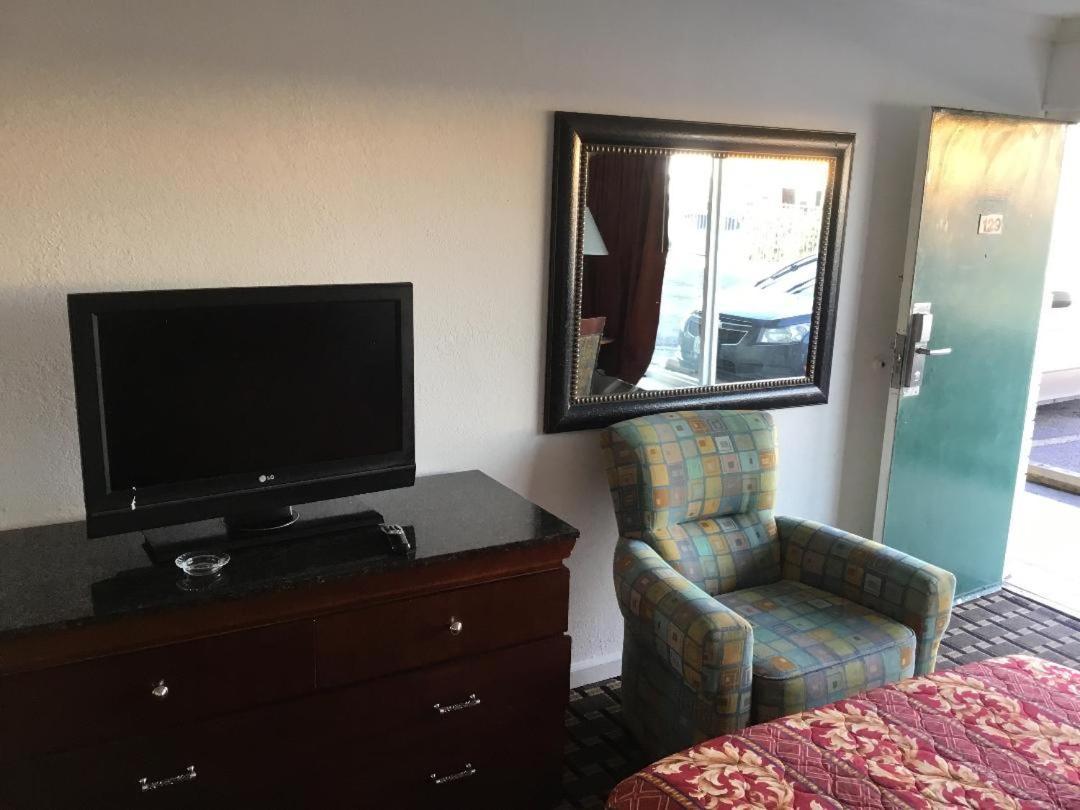 Houston Inn And Suites Екстер'єр фото