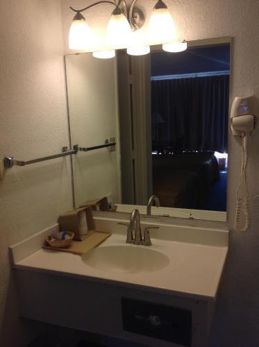 Houston Inn And Suites Екстер'єр фото